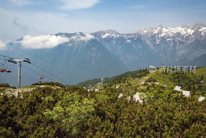 Velika planina，欧洲斯洛文尼亚的大牧场高原，有许多小屋和滑雪缆车